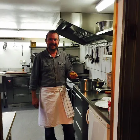 Edelweiss Mountain - 1 Hour Hike Up From Station - On Hiking Trail - No Transport אכסניה *