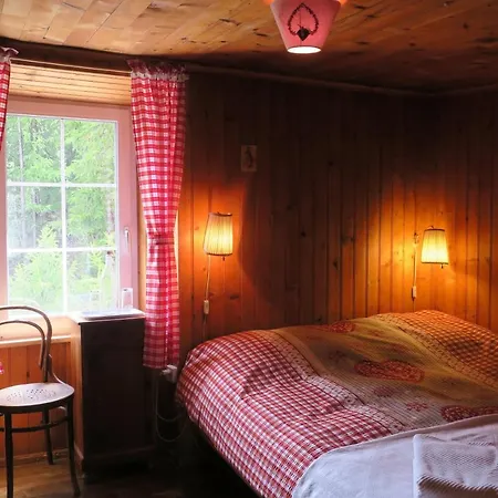 Edelweiss Mountain - 1 Hour Hike Up From Station - On Hiking Trail - No Transport אכסניה צרמט